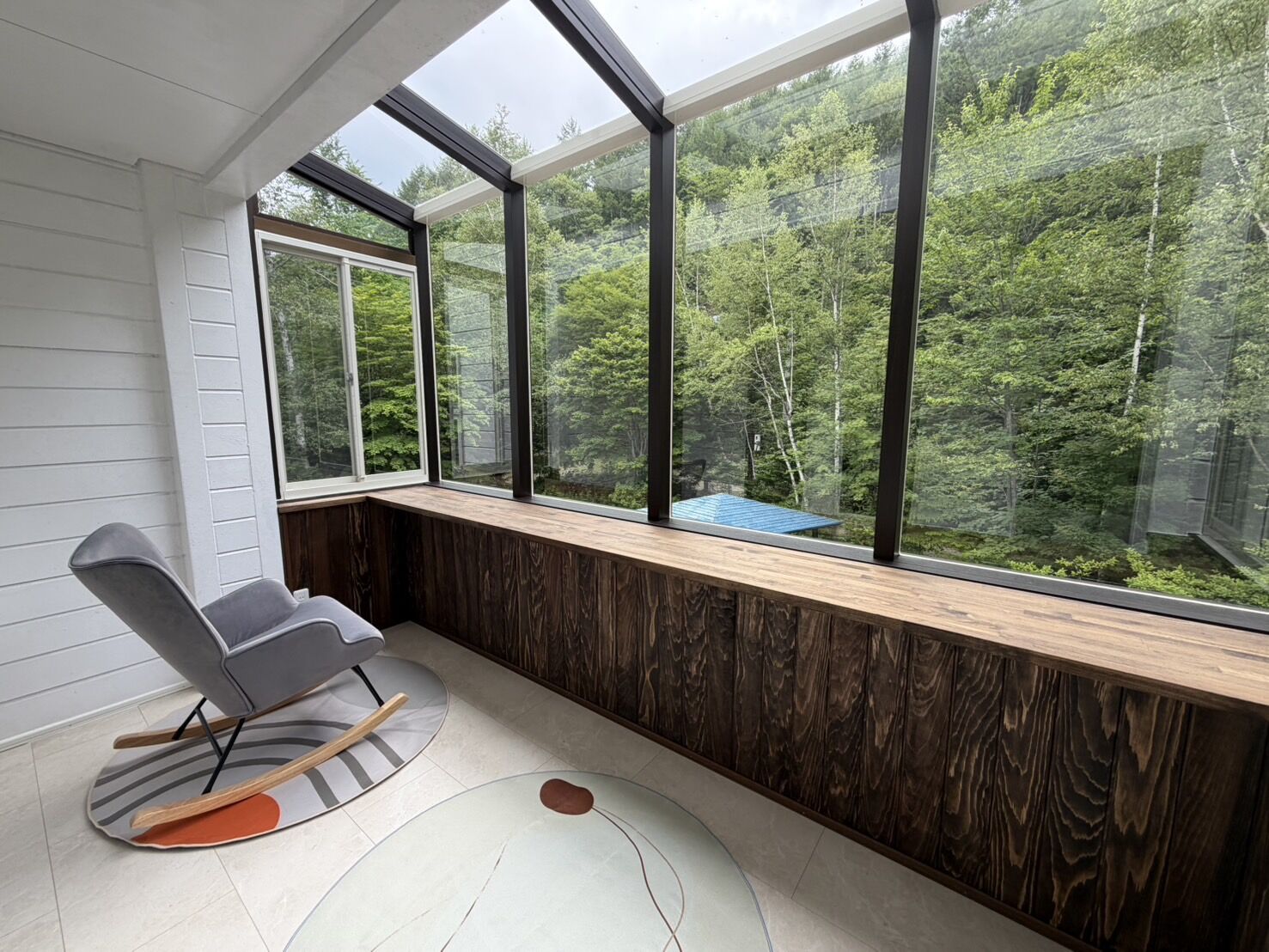 屋外バルコニー改装｜森を望む屋内展望ラウンジ